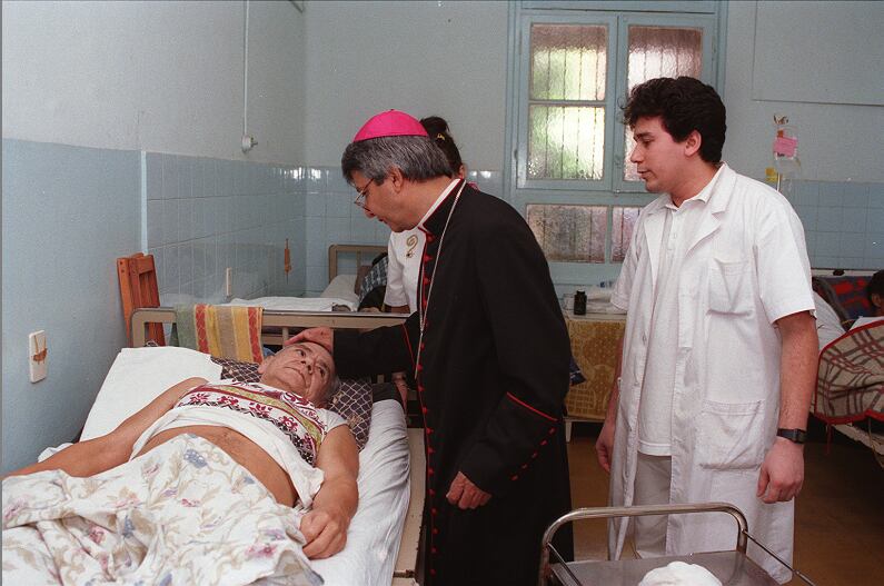 Monseñor Adalberto Martínez en una visita a las internados en Primeros Auxilios. Corría el año 1.998.