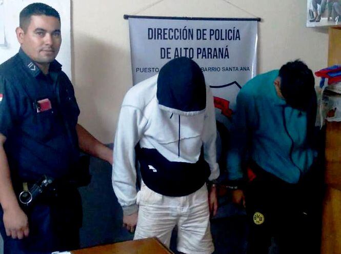 Los dos detenidos en la Subcomisaría 3ª antes de ser derivados al calabozo de la Dirección de Policía de Alto Paraná.