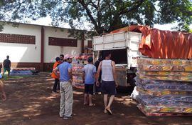 Entrega de materiales de emergencia a pobladores de Puente Kyjhá, Canindeyú, afectos por temporales.