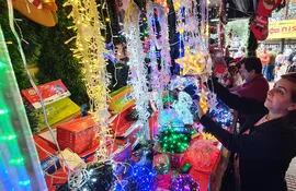 Las ventas de luces y decoraciones ya se adueñaron de las calles de CDE.