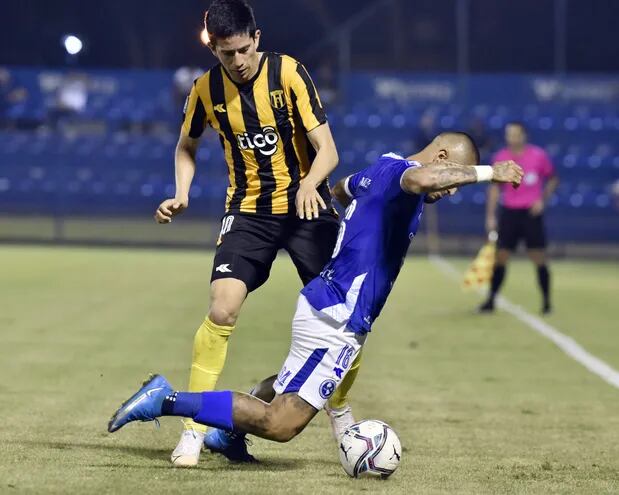 Un partido aparte protagonizaron anoche el capitán solense Víctor Ayala y el aurinegro Alberto Contrera.