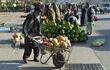 Un vendedor transporta melones en un mercado en Kabul, Afganistán.