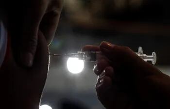 Una joven es vacunada contra la covid-19 en Río de Janeiro. La ciudad de Río de Janeiro comienza a vacunar a las adolescentes de 17 años con Pfizer, para el combate contra el Coronavírus.