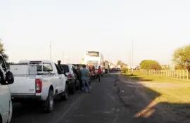 El bloqueo del puente Remanso provocó una  cola de vehículos de más de 26 kilómetros que llegó hasta Benjamín Aceval.