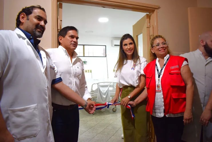 De izquierda a derecha, director del Hospital Regional de Paraguarí, Dr. Luis Yd, Ministro de Urbanismo, Juan Carlos Baruja, gobernadora Norma Zárate de Monges y la Directora de la IX Región Sanitaria, Dra. Auria Villalba, en habilitación de mejoras.