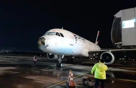 El avión de Latam que llegó el Silvio Pettirossi en graves condiciones tras declararse en emergencia.
