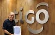 Carlos Blanco, director general de Tigo Paraguay, recibió la certificación en un acto que tuvo lugar en las oficinas de Tigo.