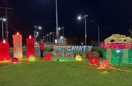 Ambientación navideña con botellas reciladas en el acceso principal a la ciudad de Mbocayaty.