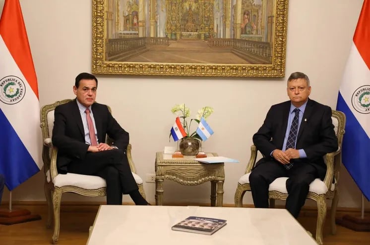 El canciller nacional Rubén Ramírez Lezcano recibió al embajador argentino acreditado en Paraguay, Domingo Peppo.