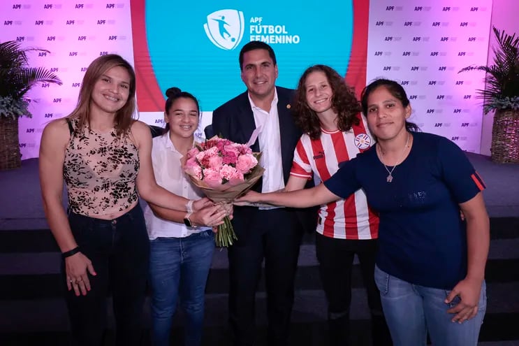 El presidente de la Asociación Paraguaya de Fútbol, Robert Harrison en medio de algunas de las personalidades que acudieron a la presentación del calendario del fútbol femenino.