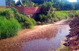 Vecinos del barrio Nueva Esperanza de Limpio acusan al frigorífico Guaraní de contaminar arroyo.