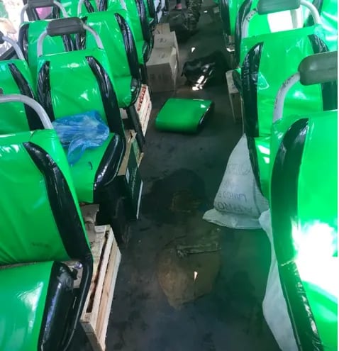 Mercaderías de dudosa procedencia eran transportadas debajo de asientos de un bus.