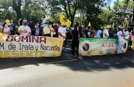 Los docentes se movilizaron este martes frente a la Gobernación de Alto Paraná, en Ciudad del Este.