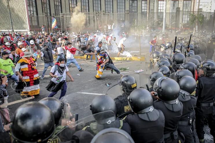 Manifestantes se enfrentan con la Policía en el Parque Universitario durante la llamada "toma de Lima" hoy, en Lima (Perú).