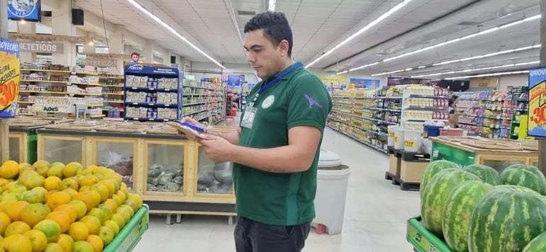 Un estudiante de la Universidad Nacional del Este cuando colectaba los datos de la canasta básica en un supermercado.