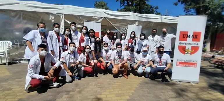 Médicos, docentes y alumnos de la UMAX frente a su puesto de atención sanitaria, en la Plaza Tte. Fariña de Caacupé.