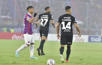Momentos del superclásico entre Cerro Porteño y Olimpia por la fecha 17 del torneo Apertura 2024 del fútbol paraguayo en el estadio La Nueva Olla, en Asunción.