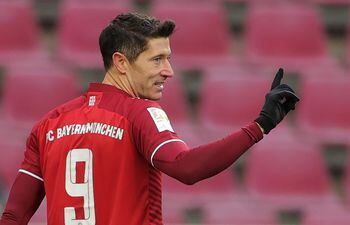 Robert Lewandowski, 33 años, hizo triplete y llegó a los 300 goles en la historia de la Bundesilga.