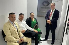 El intendente de Ciudad del Este, Miguel Prieto (camisa blanca), en compañía de sus abogados Andrés Casati, Gilda Portillo y Guillermo Ferreiro.