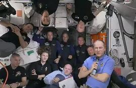 Una foto distribuida por la NASA shows muestra a la tripulación de 11 personas en la Estación Espacial Internacional (EEI).