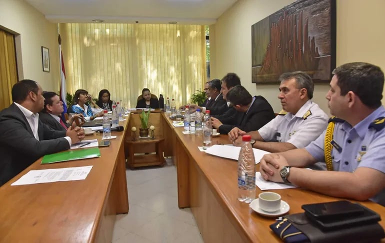 Autoridades del Ministerio de Defensa, Indert en una reunión con senadores en la comisión de Reforma Agraria del Senado.