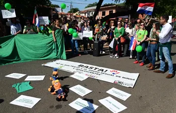 Primeras manifestaciones de padres, tras la denuncia de abuso sexual en colegio de Lambaré.
