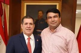 El titular de la ANR Horacio Cartes con el intendente de Minga Guazú, Diego Ríos Llano.