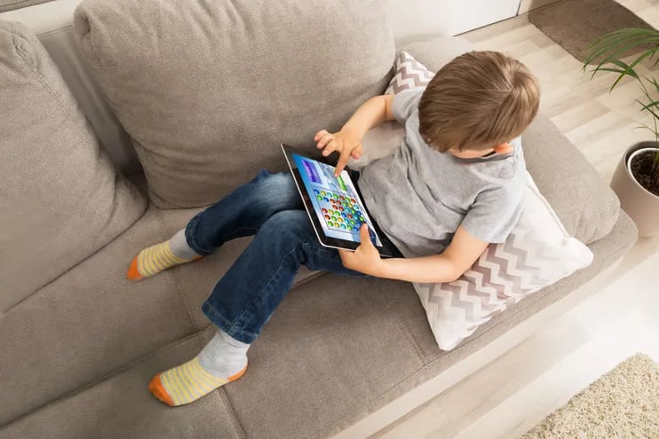Las razones más frecuentes es no querer dejar de jugar; el entretenimiento en pantallas –tv, tablet, teléfonos móviles-, más aún si se tratan de juegos en línea, hacen que los niños y niñas retengan durante horas las ganas de orinar.