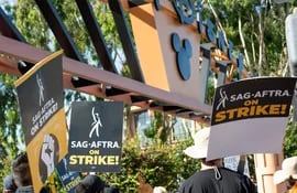 Miembros del Sindicato de Actores proestan fuera de los estudios de Disney en Burbank, California, el pasado martes.