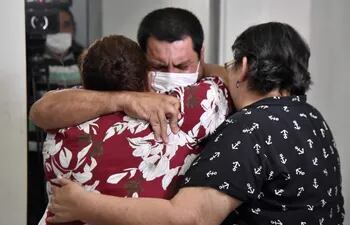 Óscar Julián Fernández Melo, entre llantos se confunde en un fuerte abrazo con sus padres, tras abandonar uno de los calabozos del departamento  Investigaciones de Asunción, donde pasó las últimas dos noches.