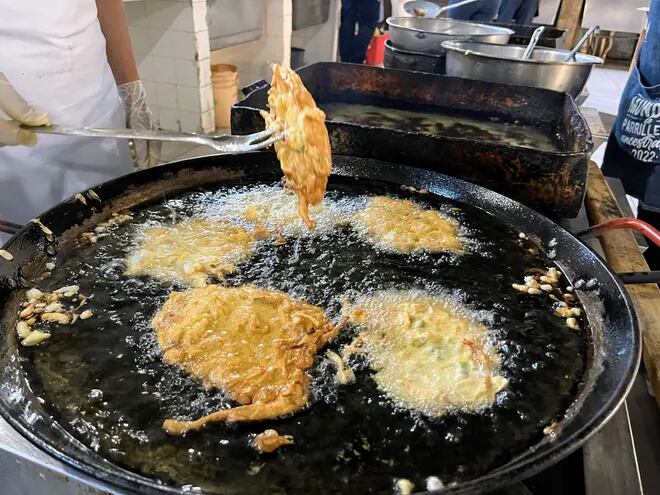 Trabajadores del sector gastronómico dan de comer a pacientes del Psiquiátrico este jueves. En la imagen, preparan deliciosas tortillas para la mediamañana.