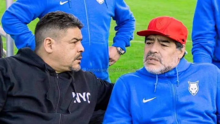Hugo Maradona (i) en compañía de Diego Armando, hermano mayor y quien falleció en 2020.