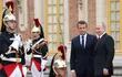 El presidente de Francia, Emmanuel Macron, recibe al presidente de Rusia, Vladimir Putin (d) en  Versailles Palace. (archivo)