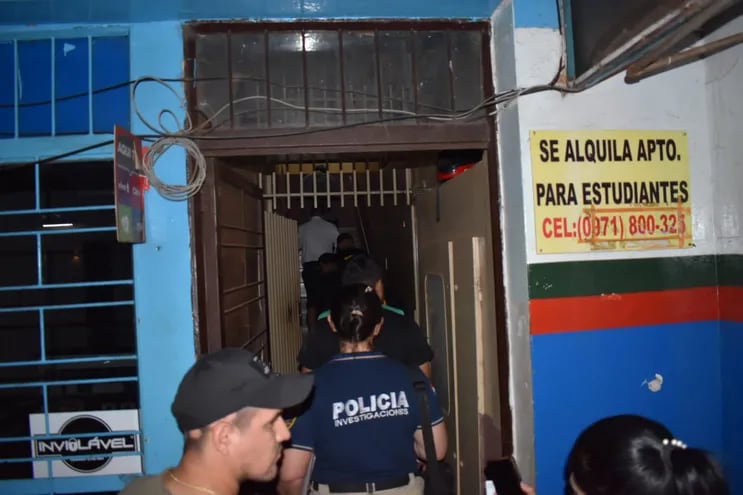 Agentes de la Policía Nacional durante un allanamiento en el marco de la investigación del asesinato de Charles González, el jueves.