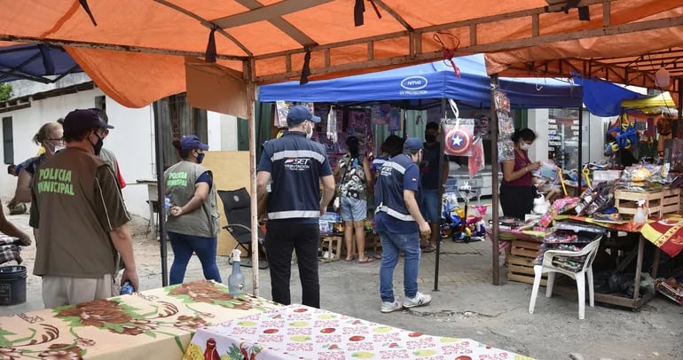 Varios funcionarios realizaron un operativo en la Av. Eusebio Ayala, donde se venden juguetes.