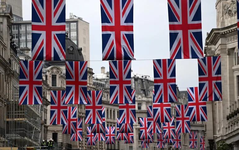 Banderas adornan una de las principales calles de Londres antes de la coronación del rey Carlos III de Gran Bretaña, en la Abadía de Westminster, el 6 de mayo.