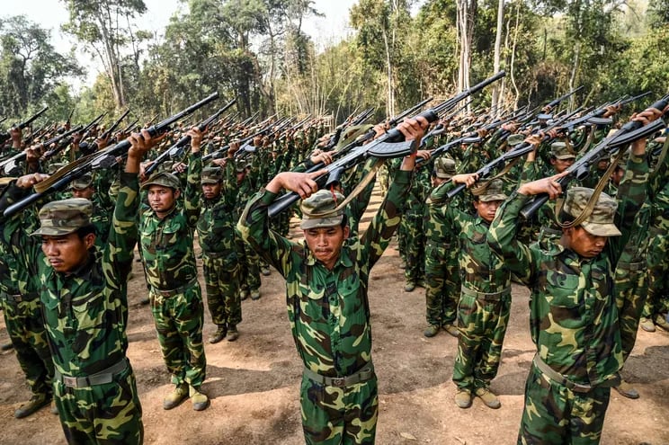 Miembros del rebelde Ejército de Liberación Nacional Ta’ang entrenan en un campamento en el estado de Shan, Birmania, en marzo de este año.