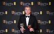 El cineasta Christopher Nolan posa con los premios BAFTA a la mejor película y mejor dirección que recibió su película "Oppenheimer".