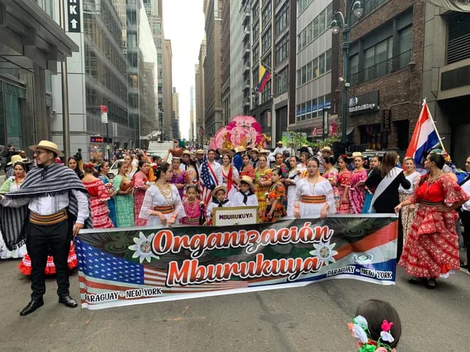 Dos delegaciones paraguayas en desfile de la Hispanidad: Centro Paraguayo en Nueva York y organización Mburukuja.