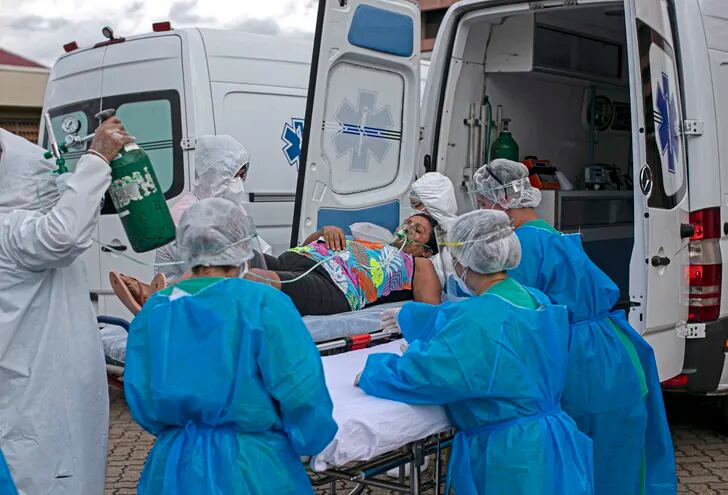 Una paciente con covid-19 es trasladada entre hospitales en en el estado brasileño de Para.