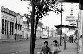 Canillitas, Asunción, Paraguay, 1975. Fotografía de J. M. Blanch