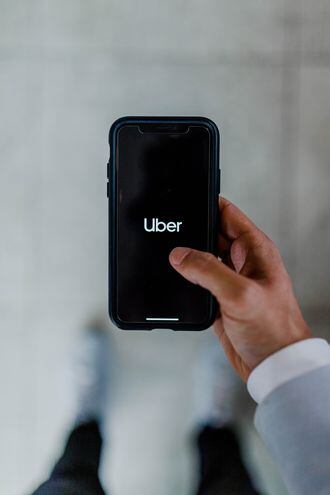La plataforma de transporte bajo demanda Uber anunció este martes la eliminación de la obligatoriedad de llevar mascarilla en sus trayectos en Estados Unidos.