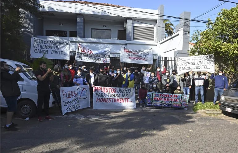 Explotadores de máquinas tragamonedas se manifestaron frente a Conajzar por el cese del contrato entre iCrop SA y Conajzar. Argumentan que no se cumplen disposiciones legales.