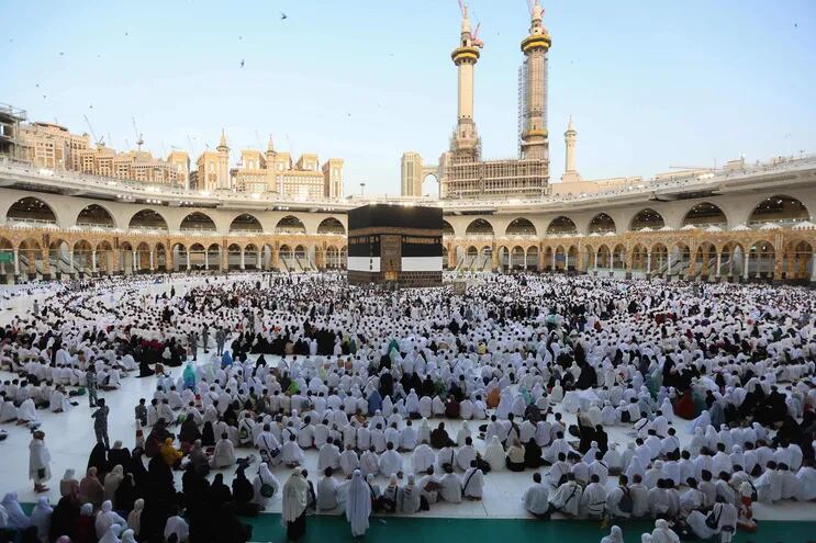 Imagen cedida por la oficina de prensa del reino saudí en la que se observa a los musulmanes peregrinos durante el rezo de  "Eid Al-Adha" en La Meca.  (AFP)