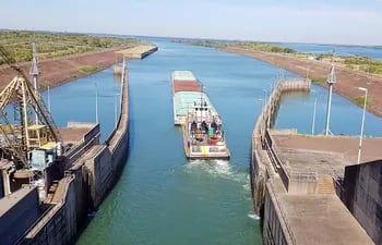Desde hoy pasarán las embarcaciones de mayor porte por la esclusa de navegación de la Entidad Binacional Yacyretá, tras haber obtenido  una profundidad apropiada del río Paraná.