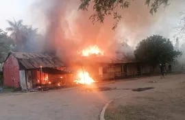 La antigua construcción fue consumida completamente por las llamas tras el incendio que se inició ayer en Villa Oliva, Ñeembucú