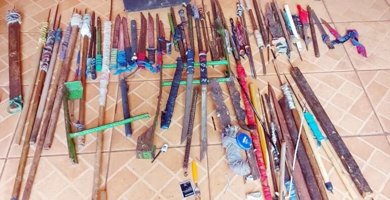 Los funcionarios de la Penitenciaría Regional de Ciudad del Este confiscaron ayer un importante lote de armas de fabricación casera durante la revisión.