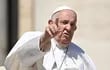 El papa Francisco gesticula durante un recorrido por la plaza de San Pedro. El Pontífice fue operado hoy en Roma.  (AFP)