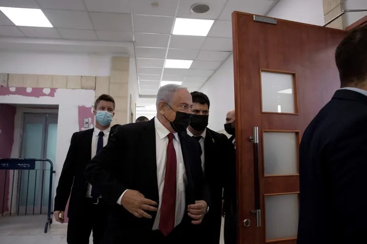El ex primer ministro de Israel, Benjamin Netanyahu (C) llega a una audiencia judicial.