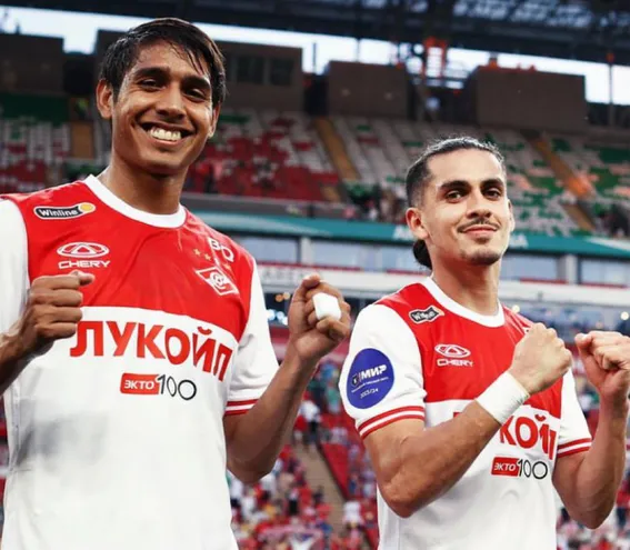 Los paraguayos Jesús Medina (d) y Alexis Duarte, jugadores del Spartak Moscú, celebran el triunfo sobre el Rubín Kazán por la tercera fecha de la Premier League de Rusia.